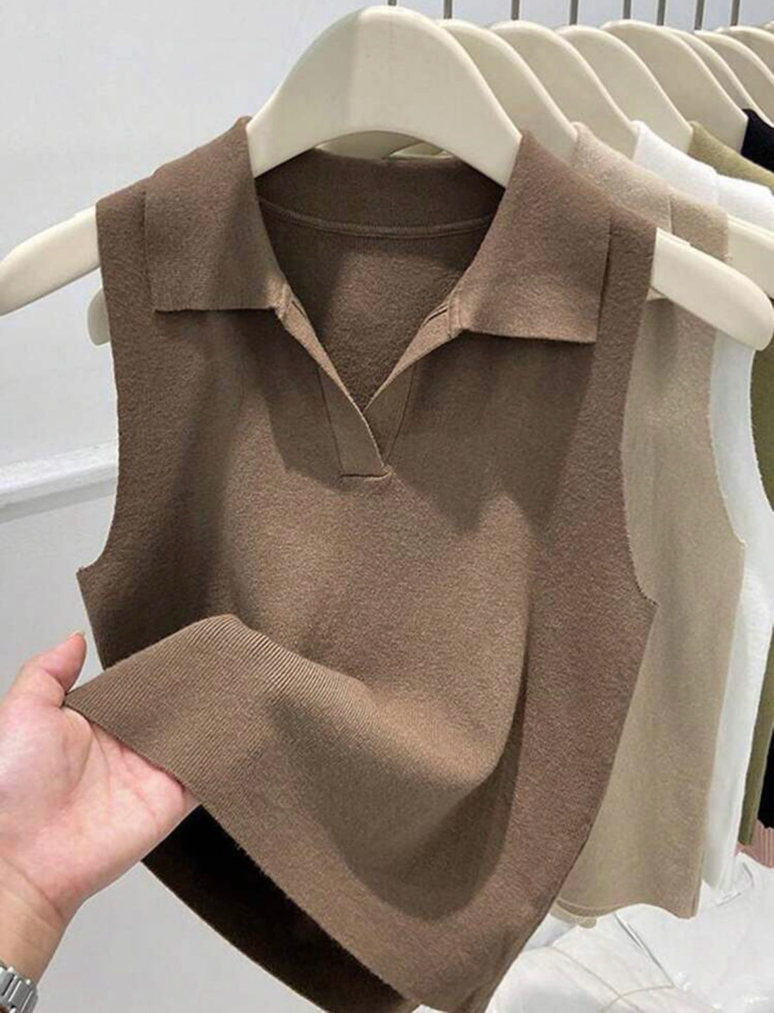 Blusa de punto de cuello de polo de corte bajo café integral A25QE01