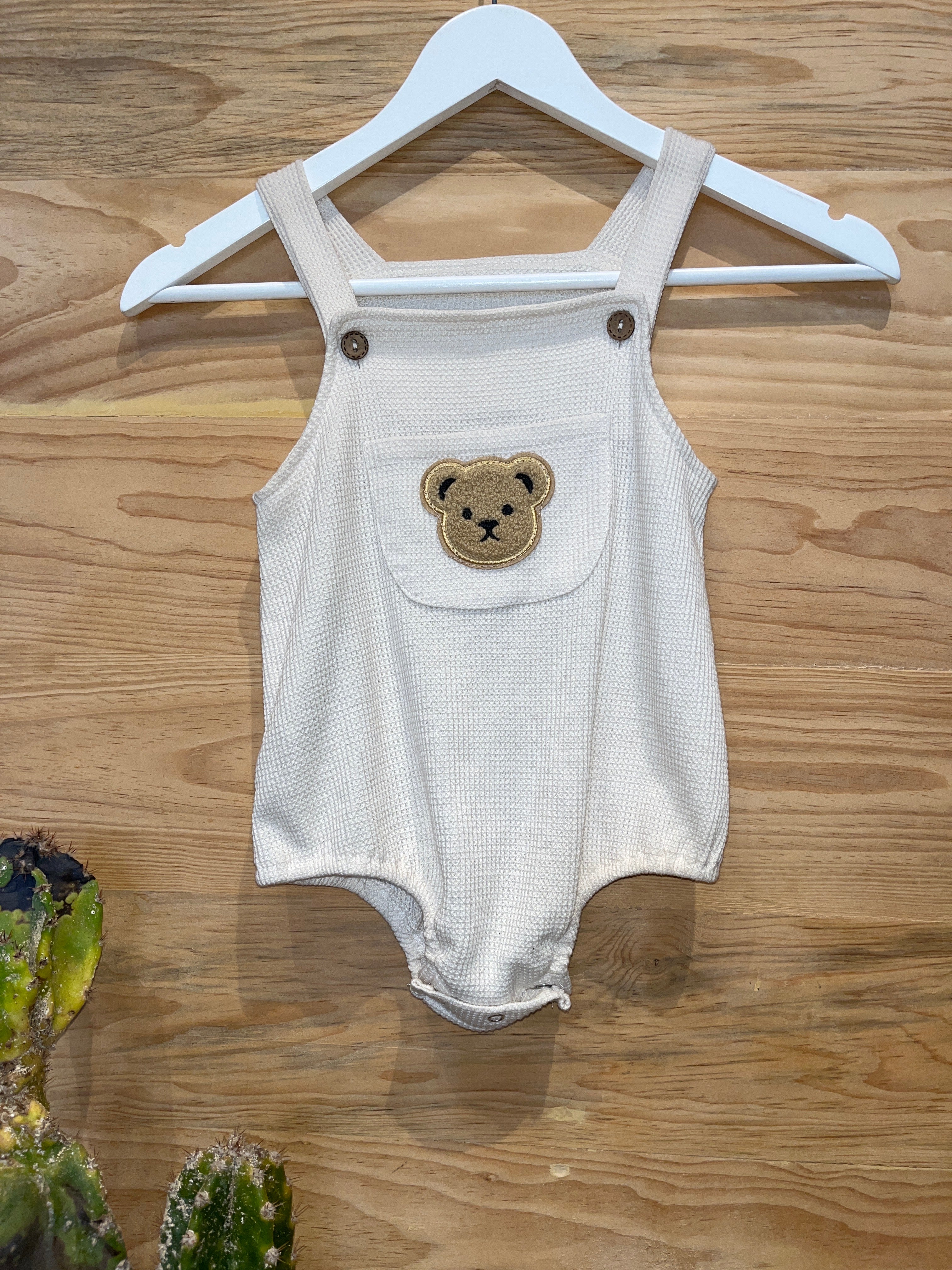 Body, overol con parche de oso AG08 