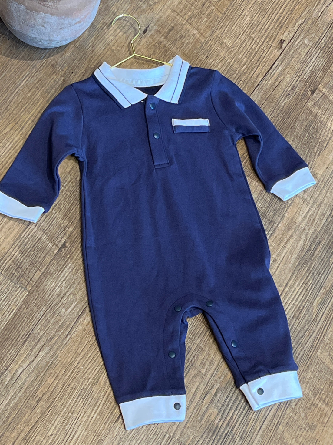 Jumpsuit de cuello en contraste con botón AG05 