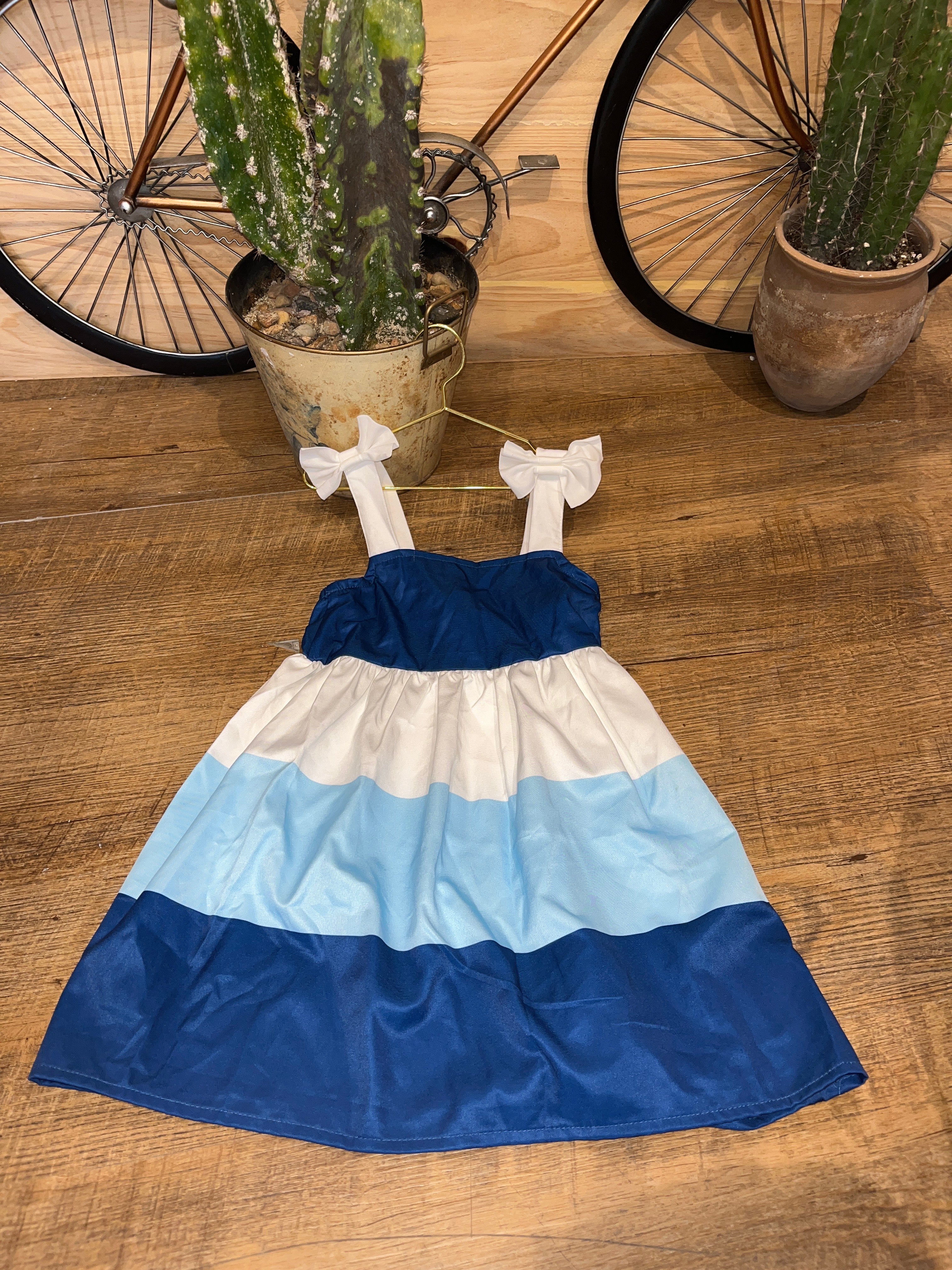 Vestido con bloques de color y tirantes AO010