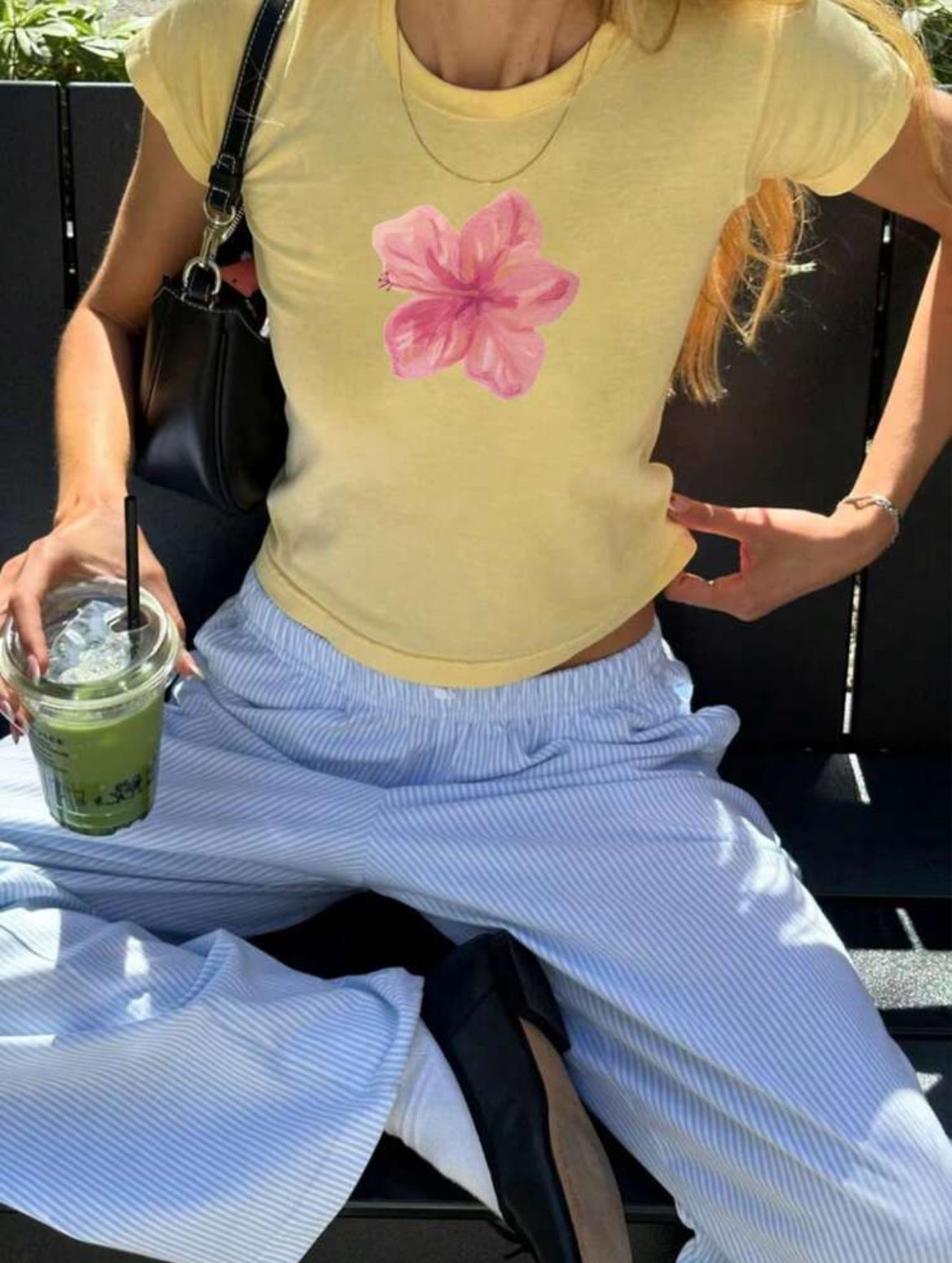 Camiseta con estampado de flor AG25TQ03