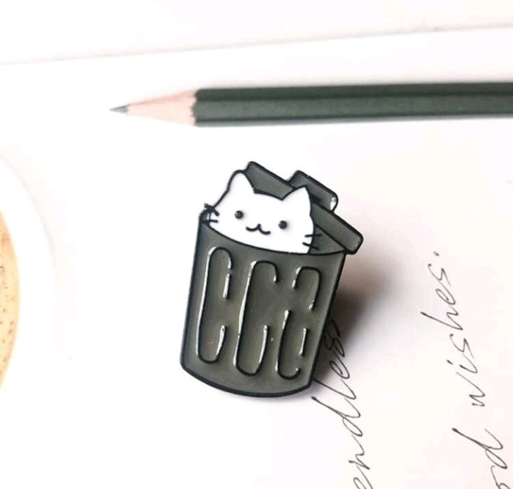 Broche de Gato en Bote de Basura GC03