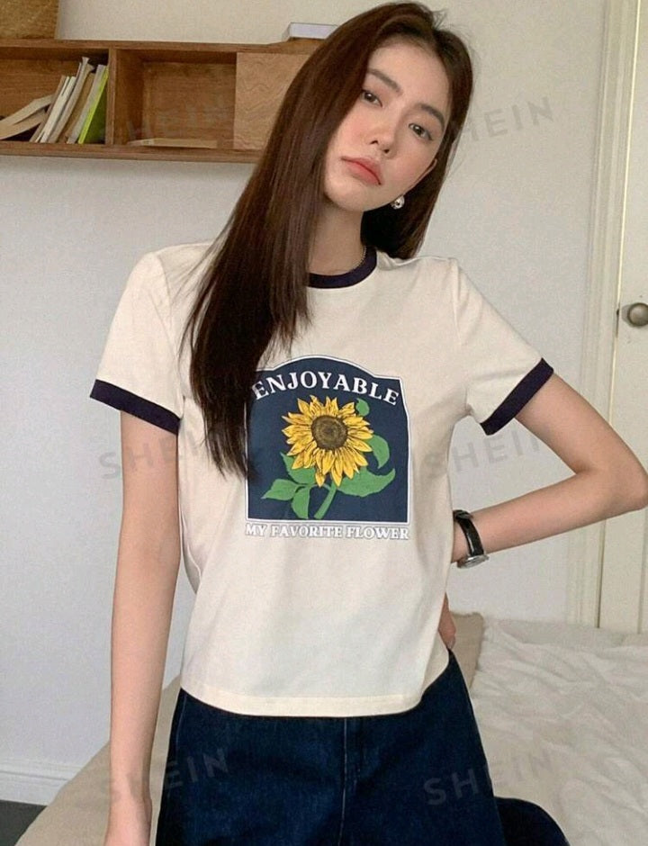 Camiseta con girasol y estampado de letras A25PR08