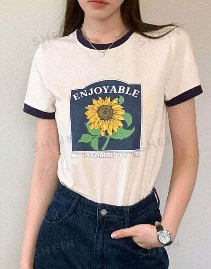 Camiseta con girasol y estampado de letras A25PR08