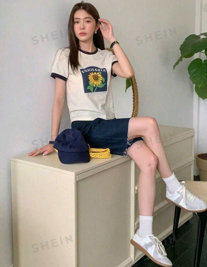 Camiseta con girasol y estampado de letras A25PR08