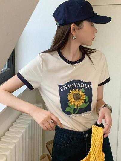 Camiseta con girasol y estampado de letras A25PR08