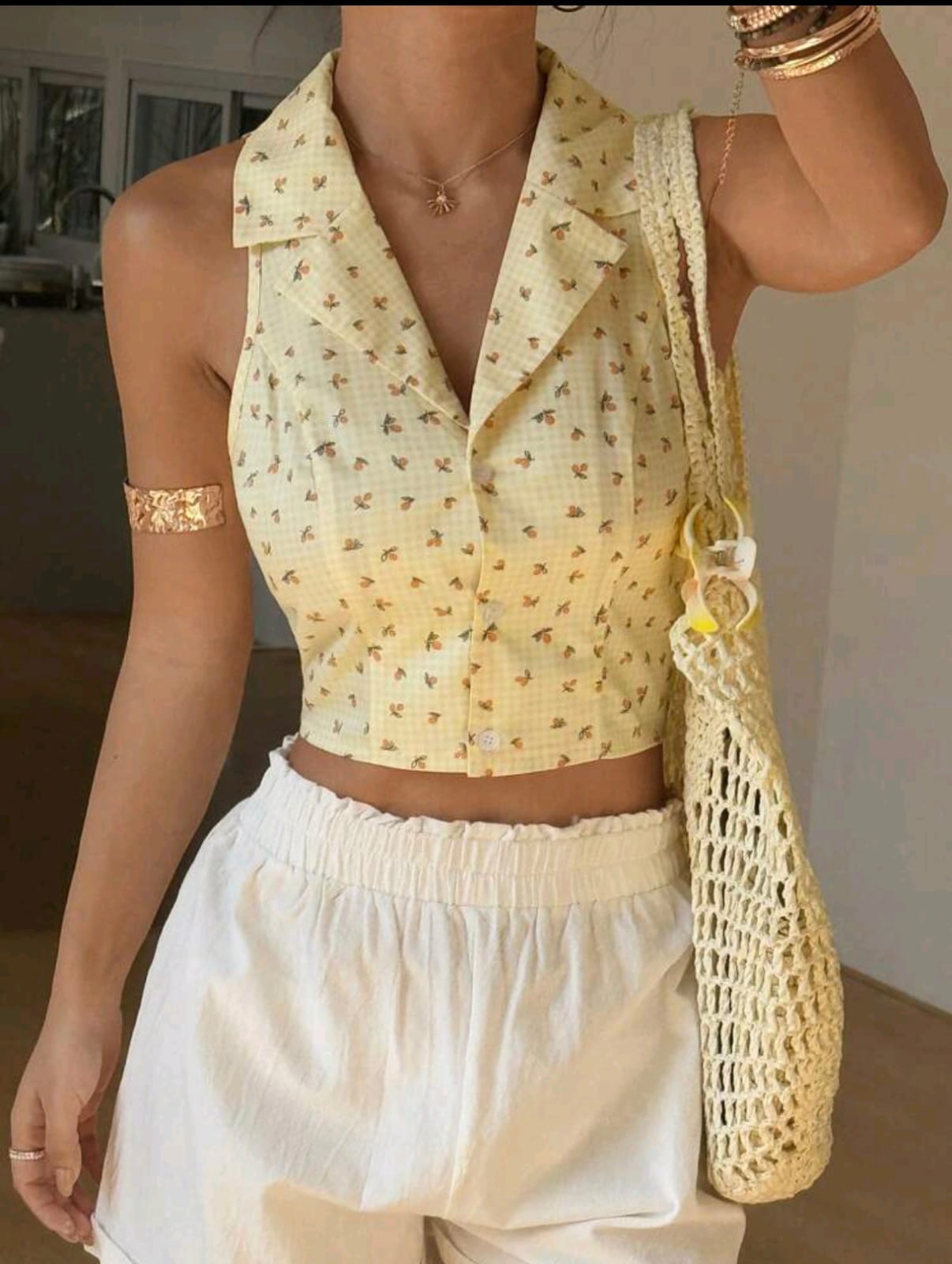 Top corto ajustado con cuello a cuadros A25PE010