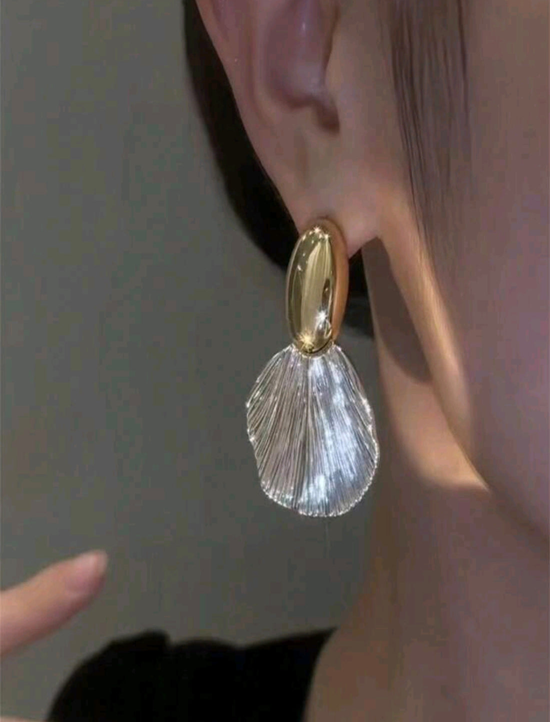 Par de pendientes con marco de metal A25ÑV05