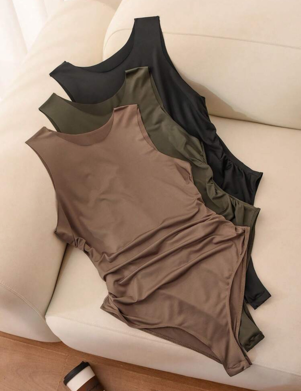 Body con cuello redondo y pliegues A25PV03