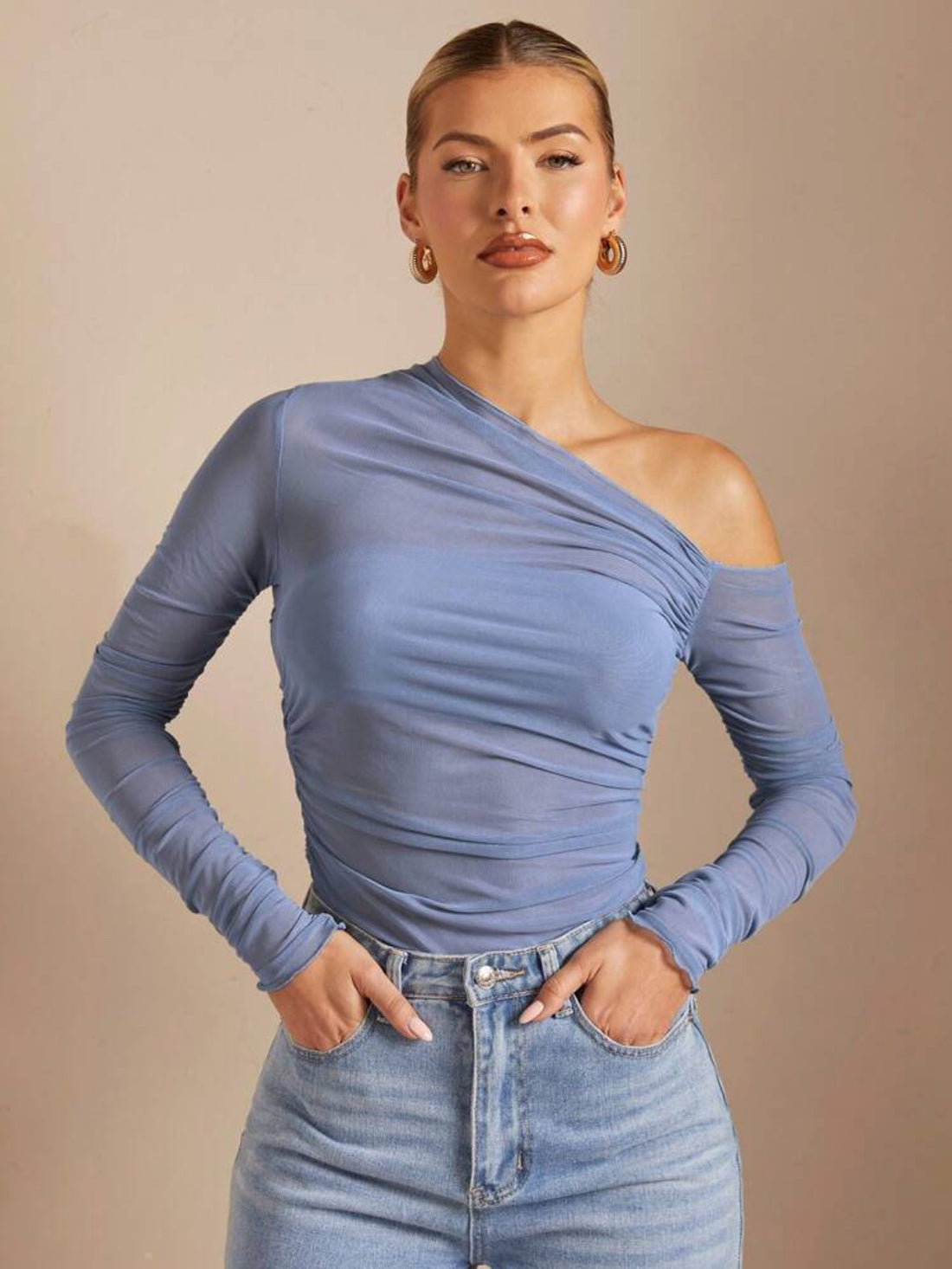 Blusa con pliegues y cuello asimétrico AG25TQ06