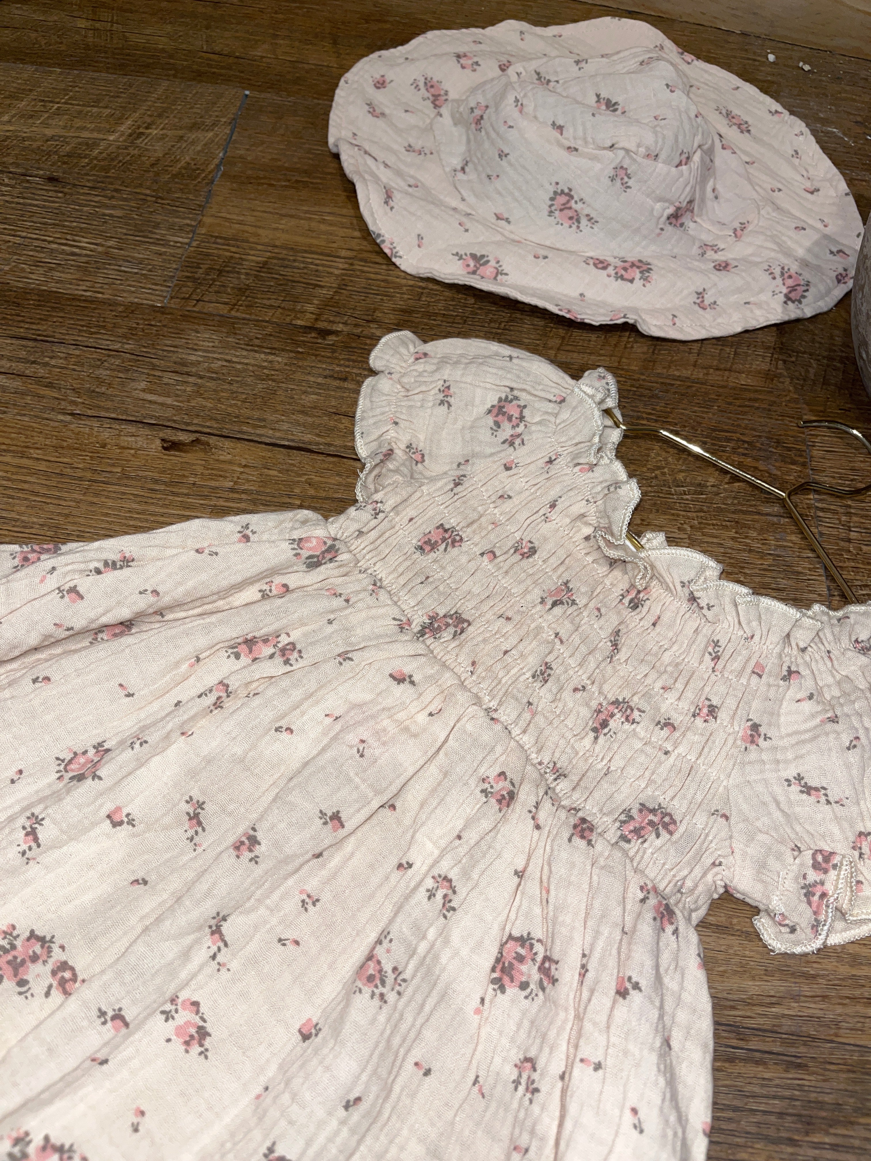 Vestido, con sombrero floral AQ04