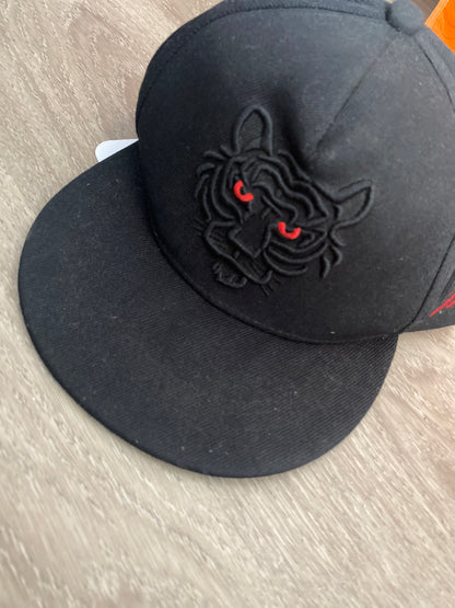 Escudo solar gorra plana de pantera negra. J25RS01