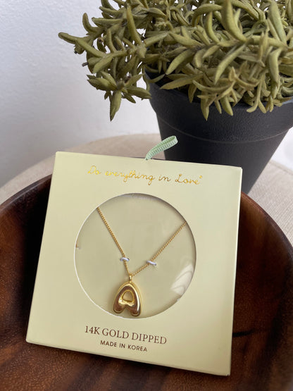 Collar con inicial minimalista AG25UE08