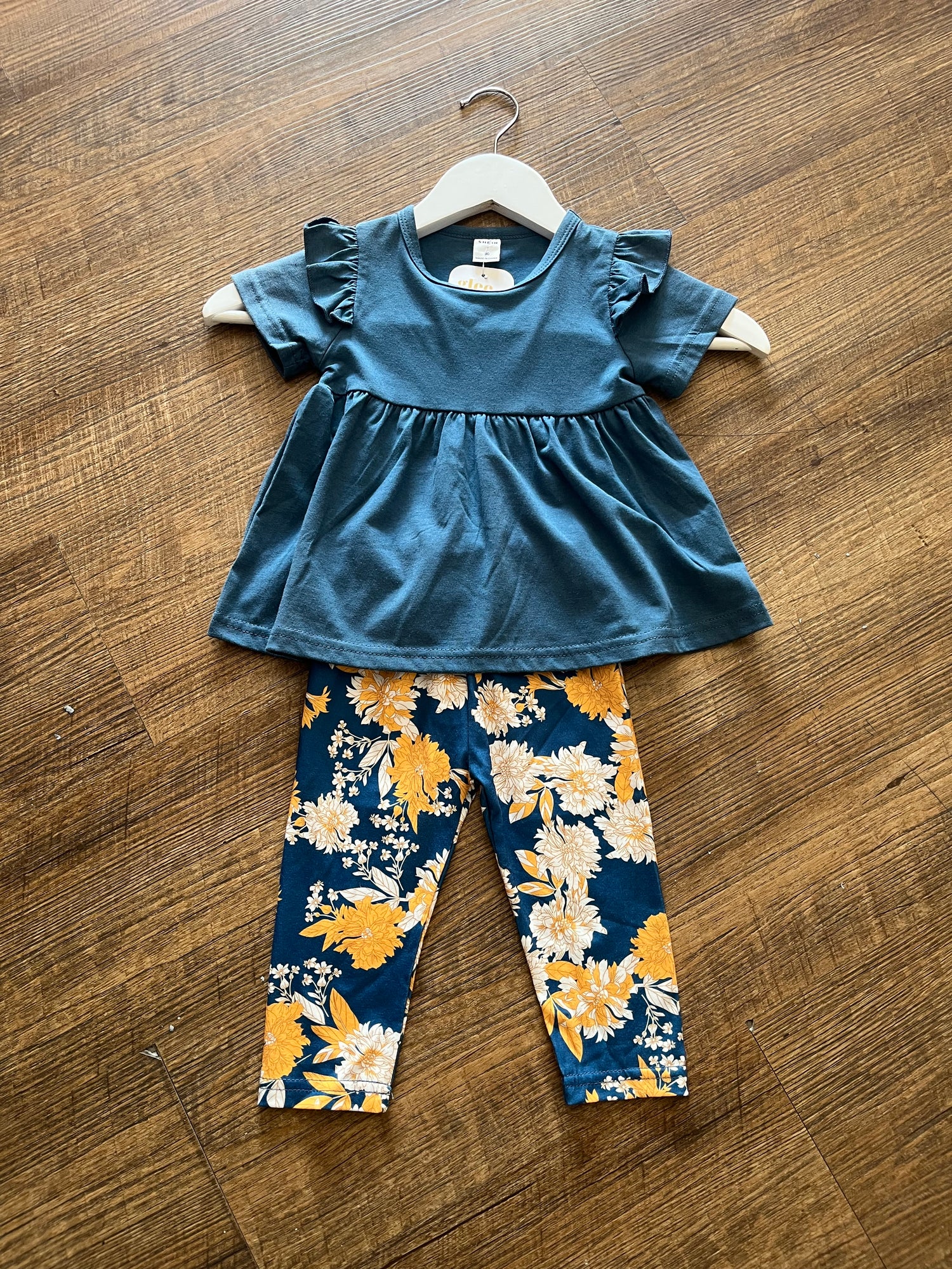 Conjunto de top y pantalones con estampado floral AR03