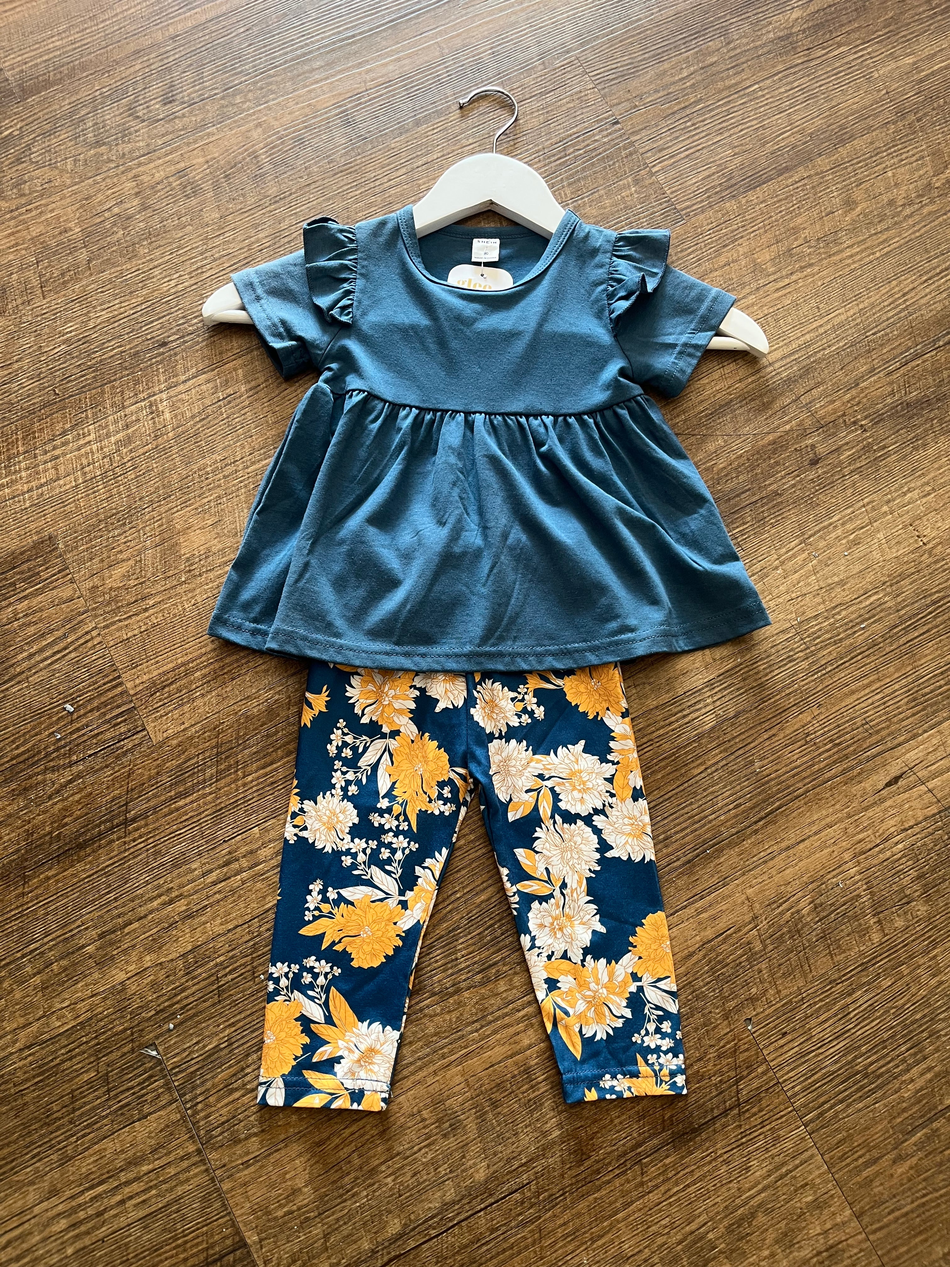 Conjunto de top y pantalones con estampado floral AR03