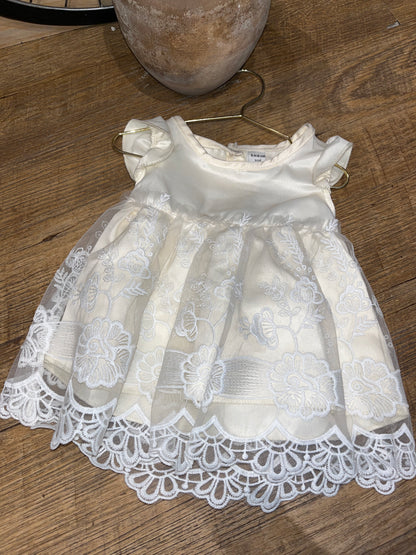 Vestido ribete con fruncido y encaje AK02 ￼