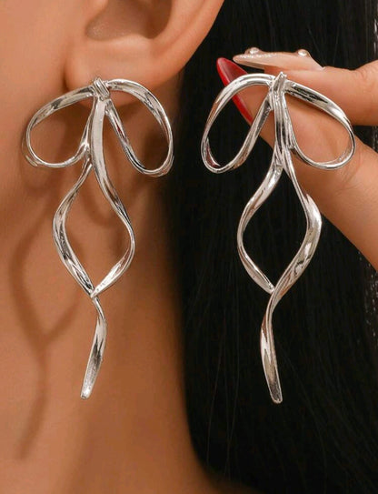Elegancia plateada un par de pendientes con lazo Z F25NÑ05