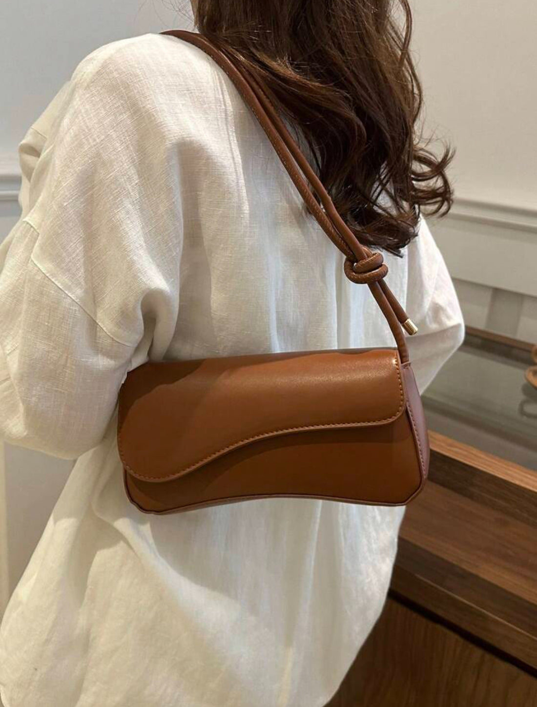 Bolso asimétrico con solapa AG25TQ09