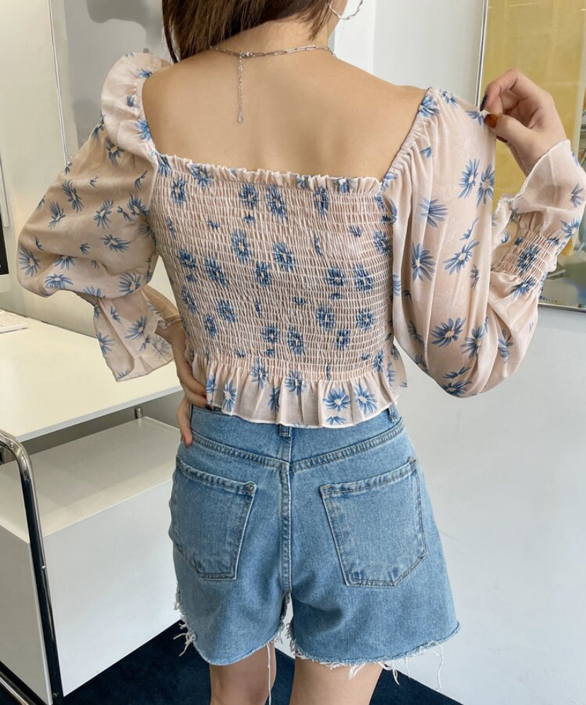 Blusa recortada con estampado floral beso A25QH03