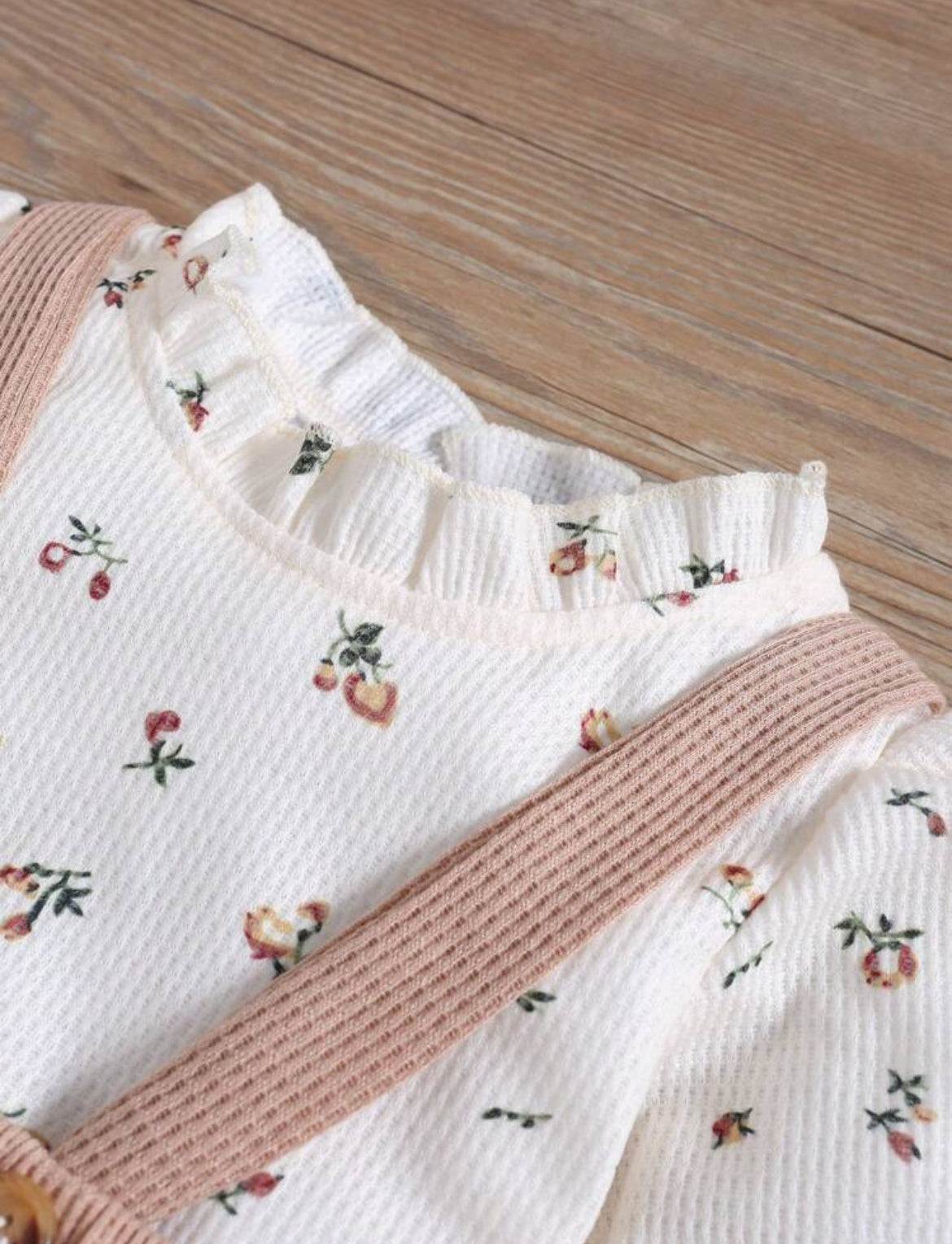 Top estampado, floral de manga con volantes y Short de tirantes AE06