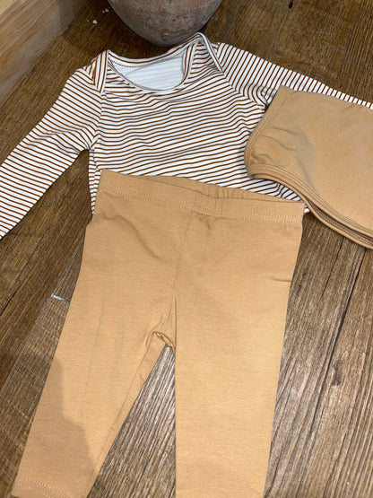 Conjunto pijama con estampado de rayas. AC04