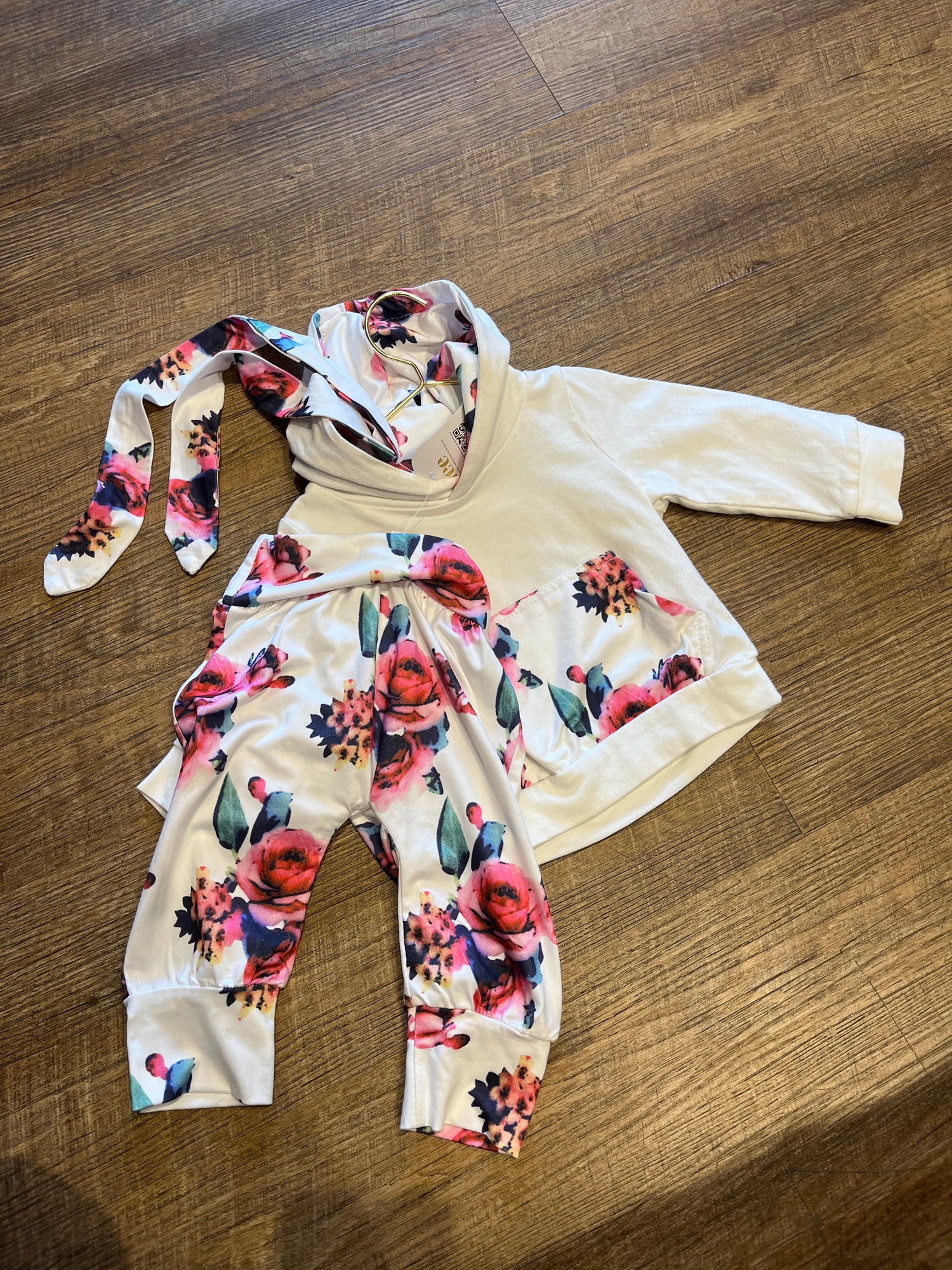 Conjunto de tres piezas con estampado floral AN03