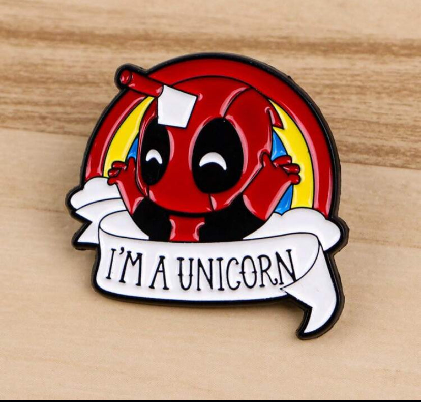 Broche con diseño Deadpool unicornio S25VH09