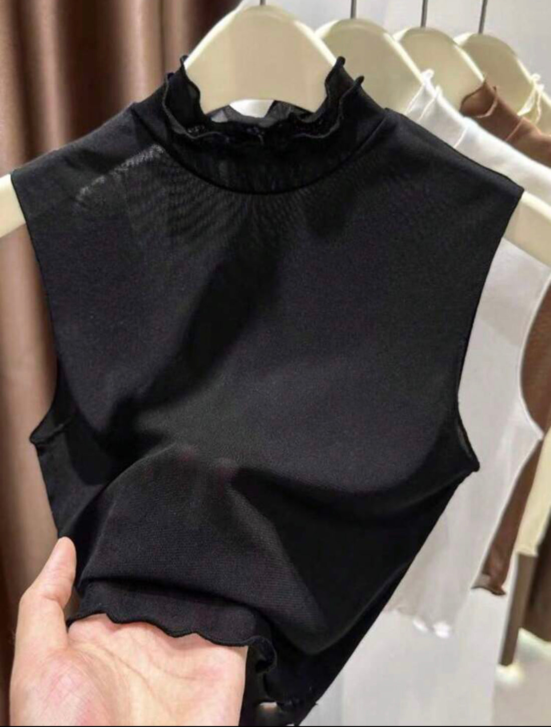 Camiseta de punto con cuello ondulado y sin mangas negro A25PG08