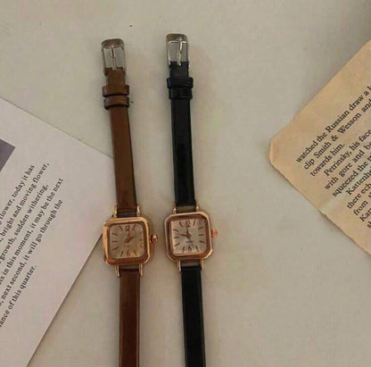 Reloj de cuarzo con caja cuadrada y correa A25QG09
