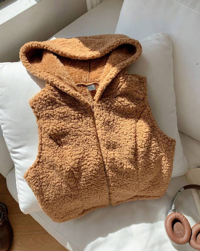 Chaqueta con capucha sin mangas E25MG02