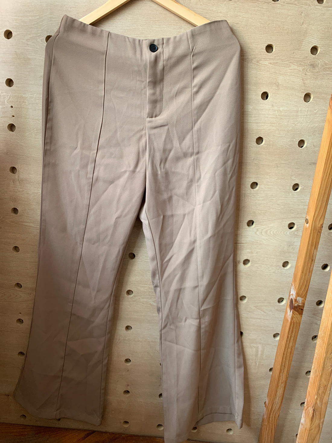 Pantalón de Tela color marrón AG25UD08