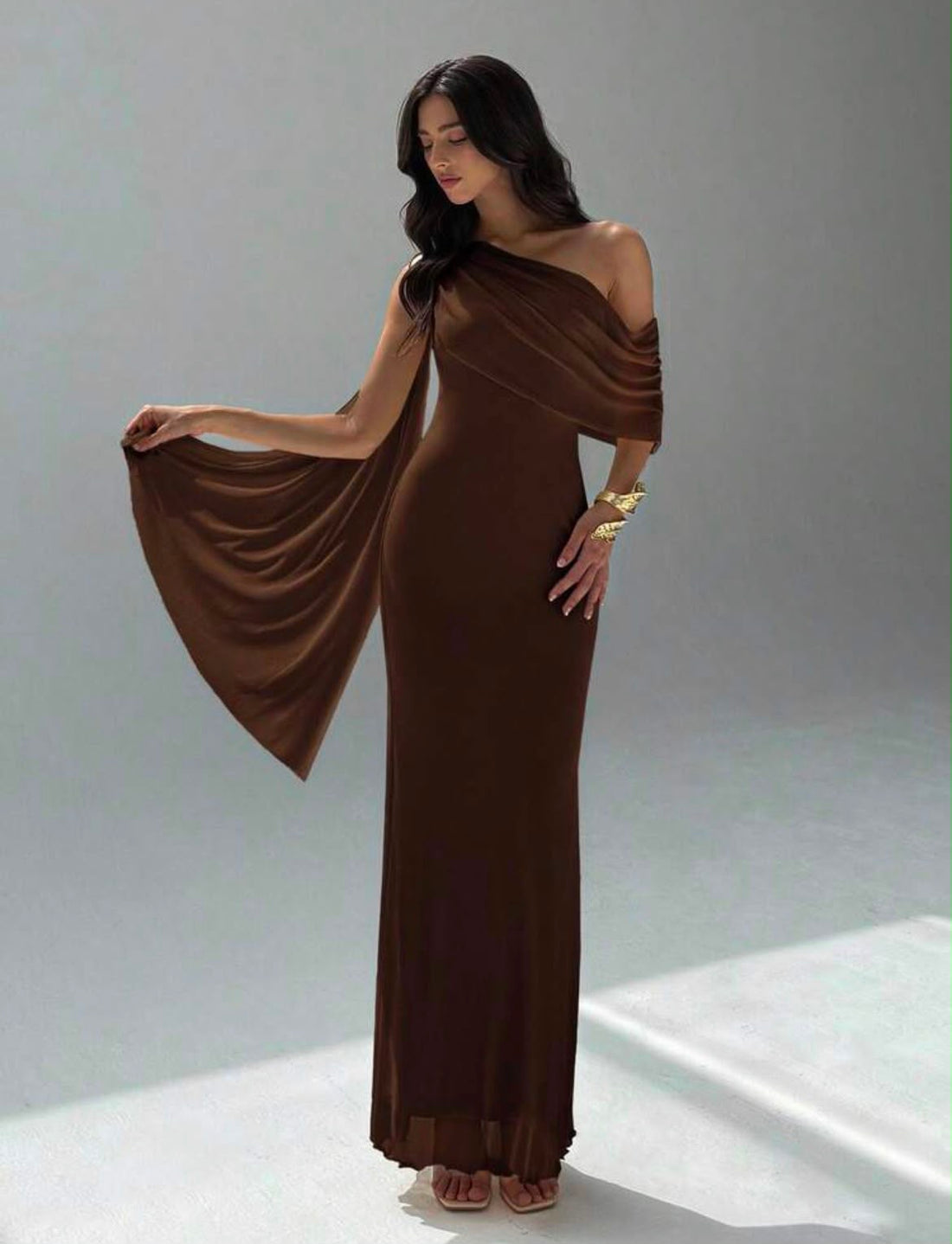 VESTIDO ASIMETRICO DE HOMBRO DE ÚNICOLOR JL26AE07