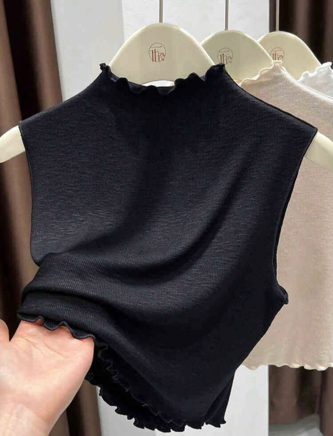 Camiseta de punto con cuello ondulado y sin mangas negro A25PG08