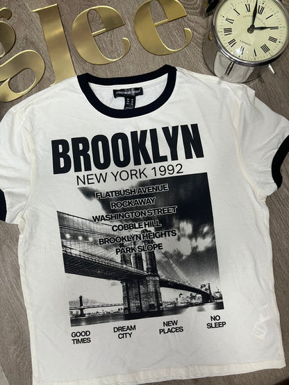 Camiseta con estampado de brooklyn J25QY01