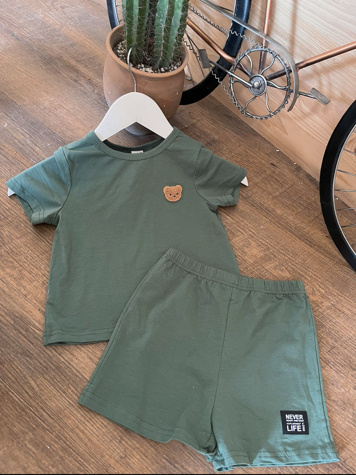 Conjunto con pantaloneta para niño J25SG03