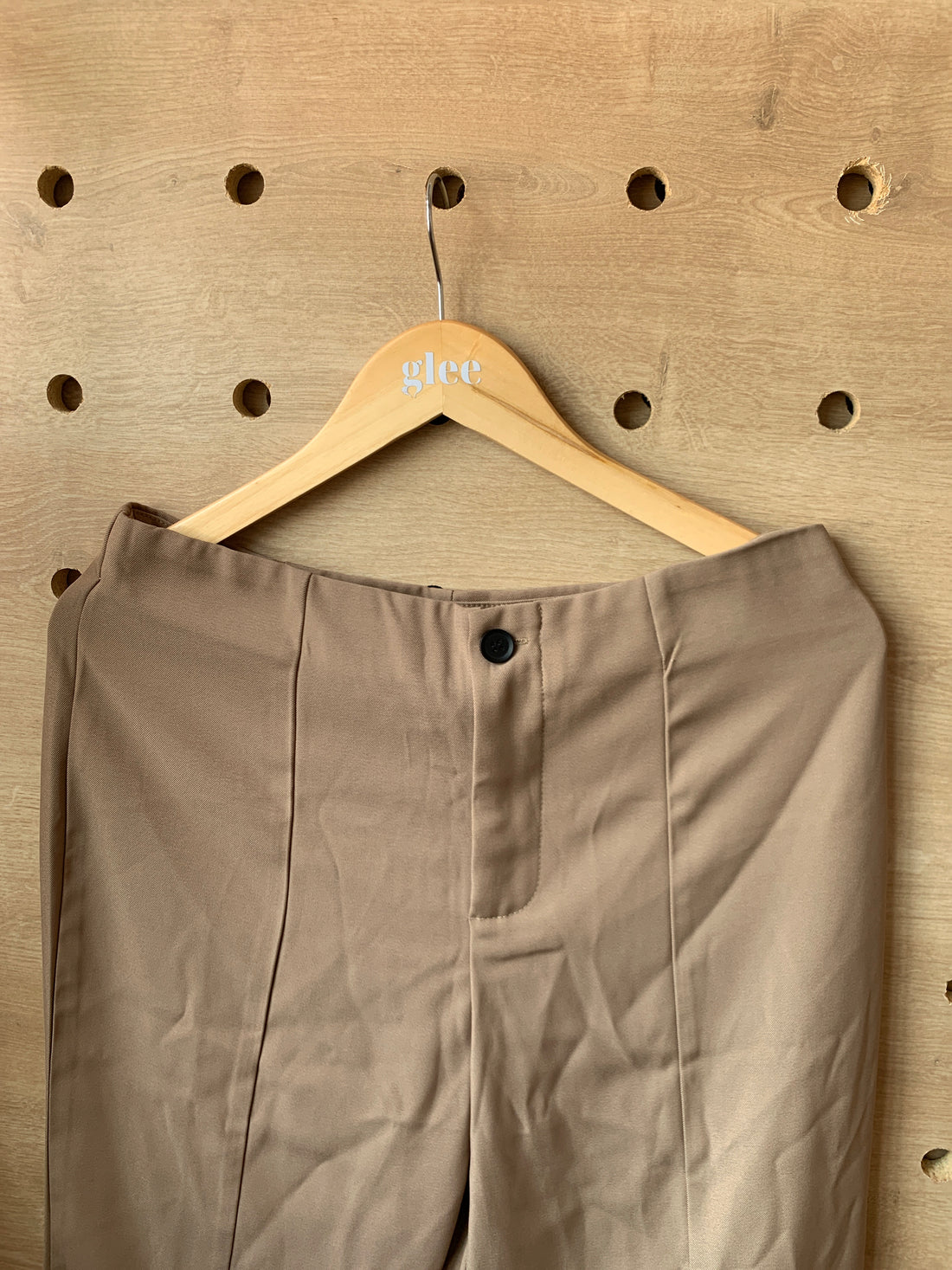 Pantalón de Tela color marrón AG25UD08