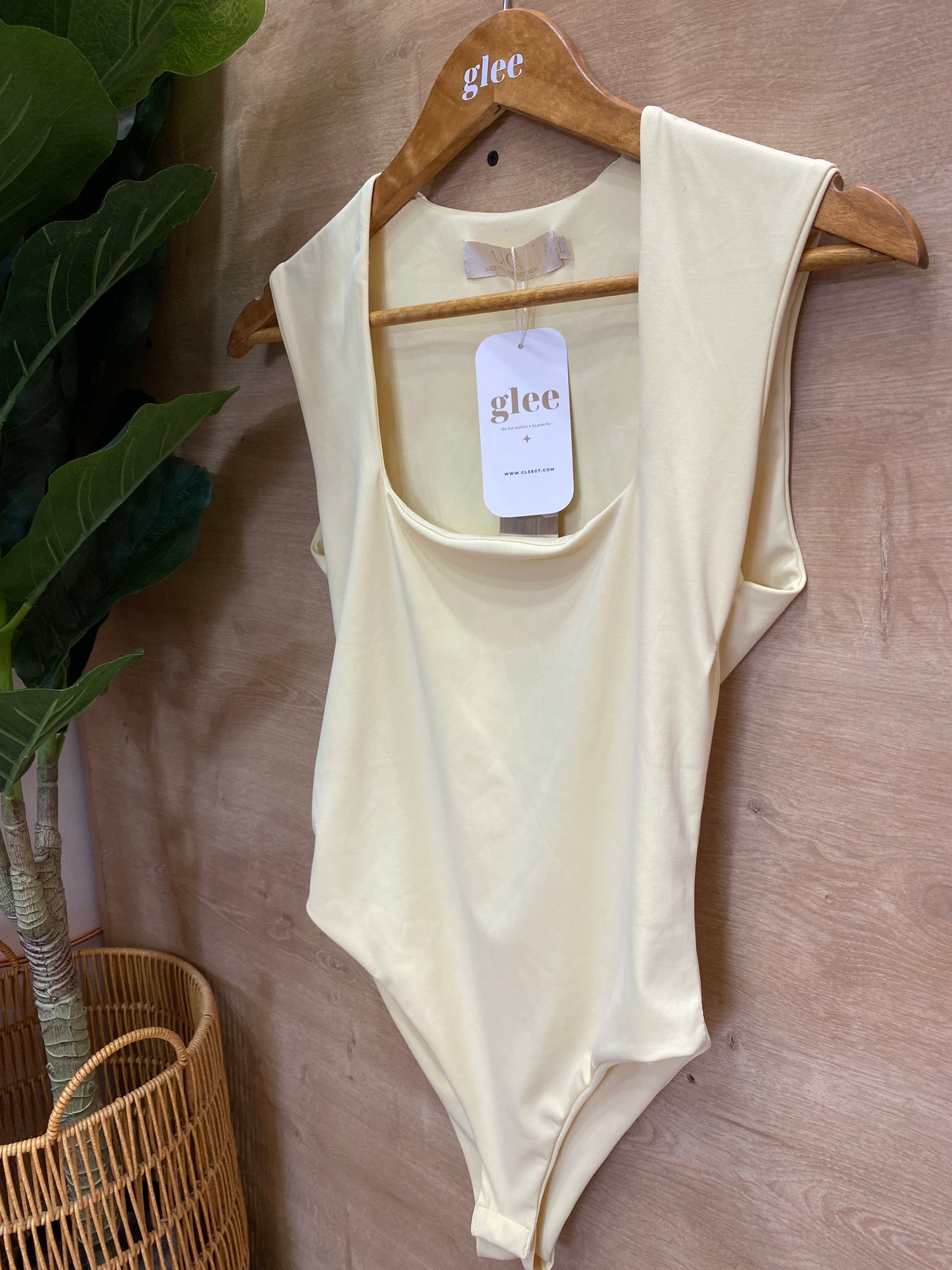 Body cuello cuadrado sin mangas J25RG06
