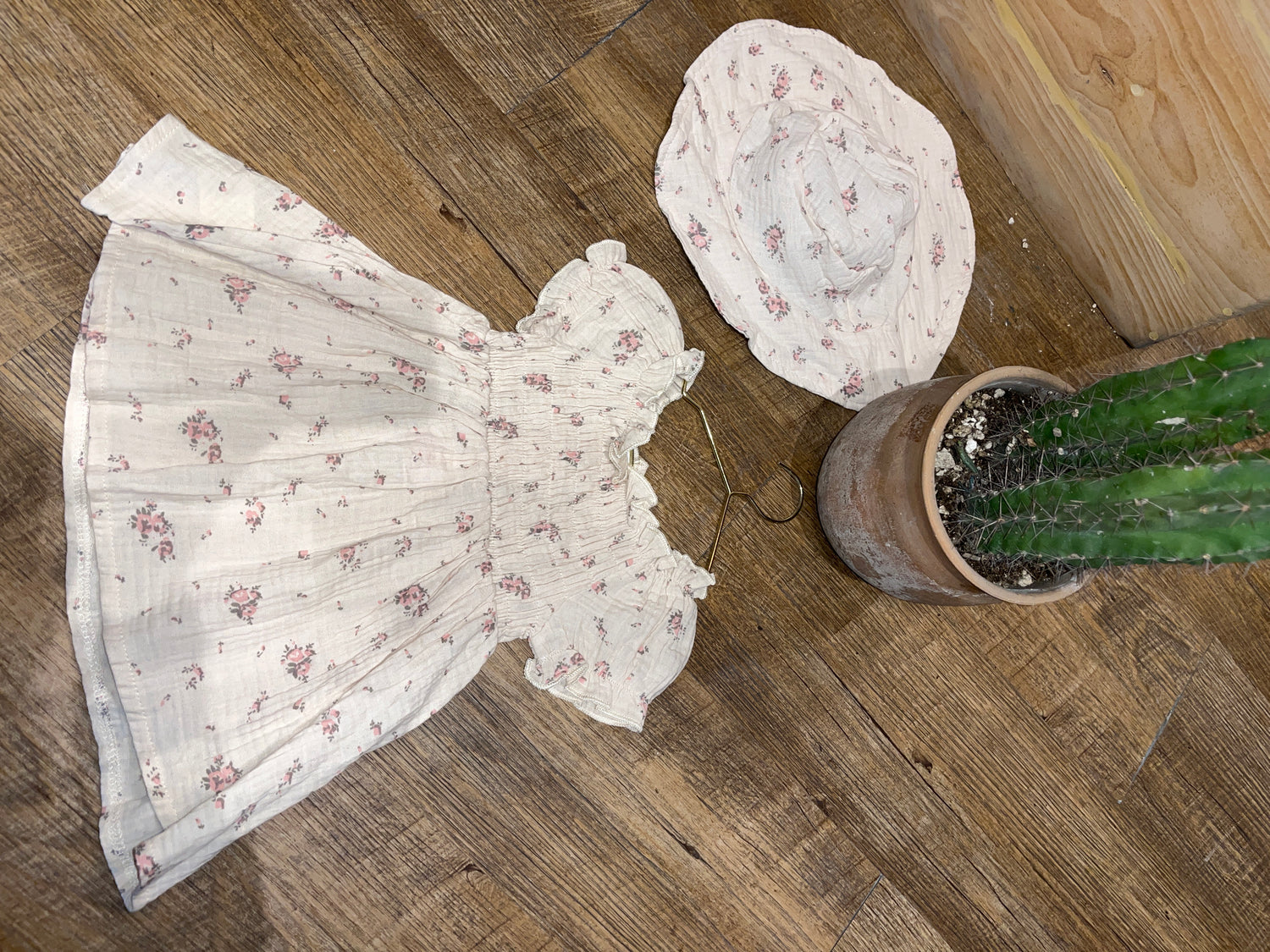 Vestido, con sombrero floral AQ04