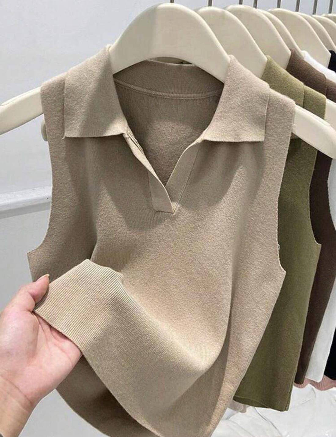 Blusa de punto de cuello de polo de corte holgado camel A25QE02
