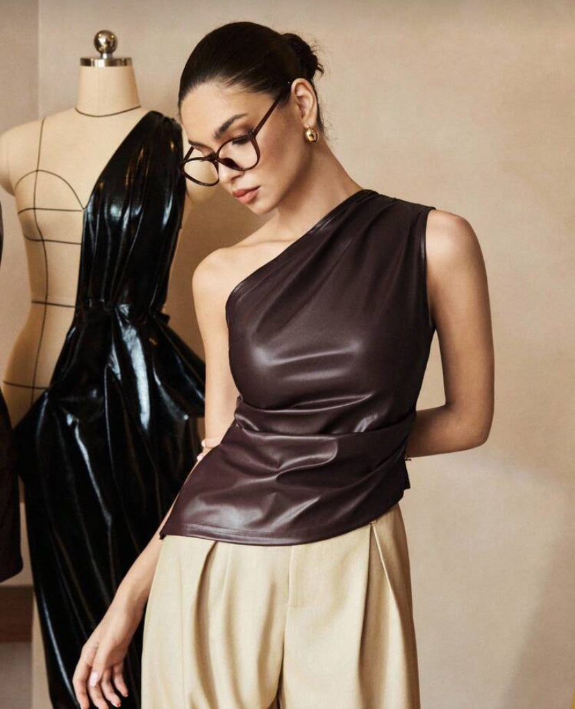 Belinda blusa de un hombro E26XK08