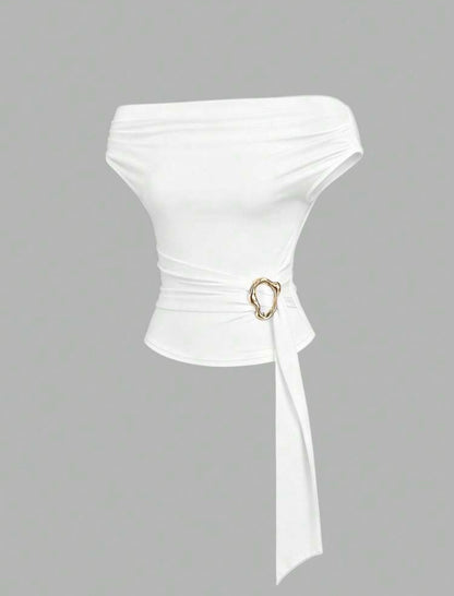 Blusa blanca con hebilla