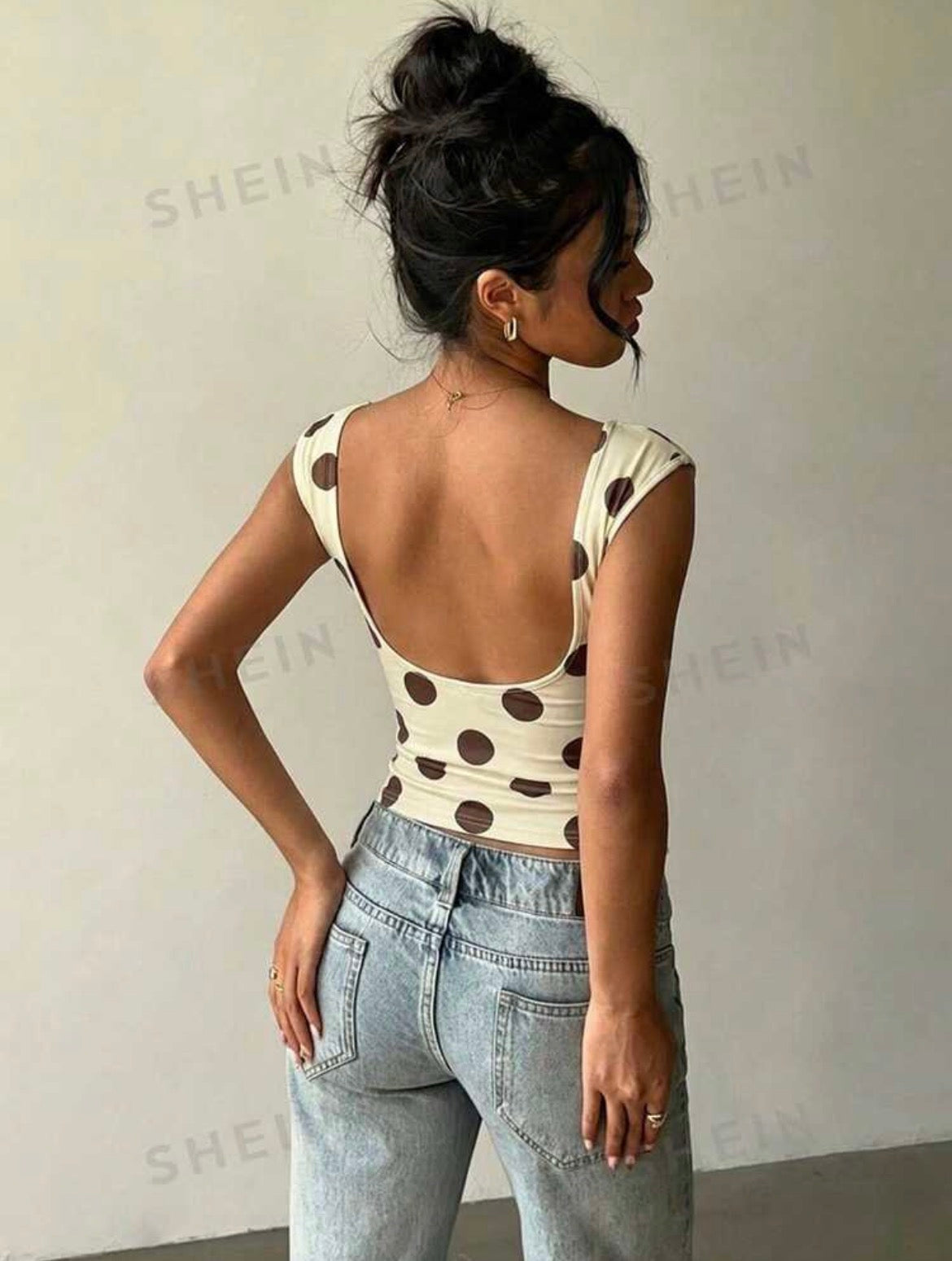 Blusa con escote y puntos