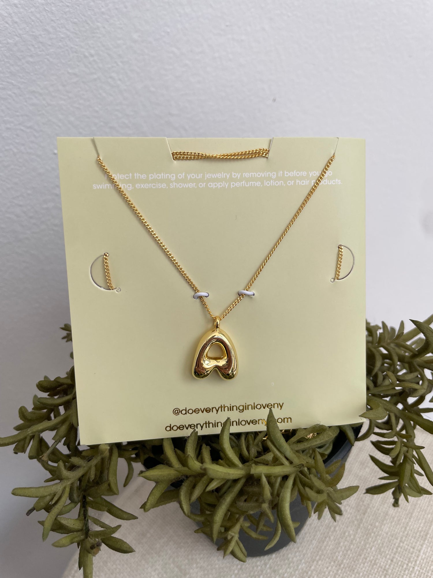 Collar con inicial minimalista AG25UE08