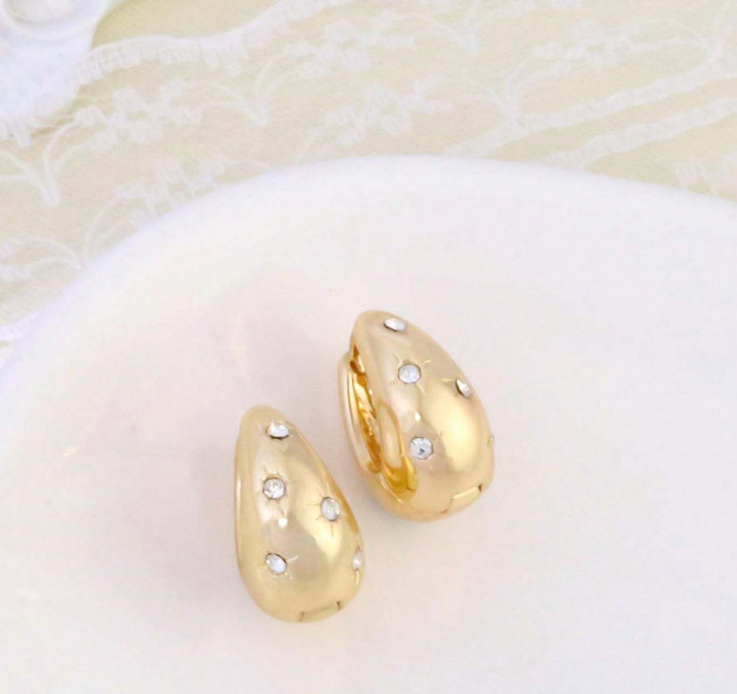Luz radiante aretes moda con diseño de diamante M25ÑM06