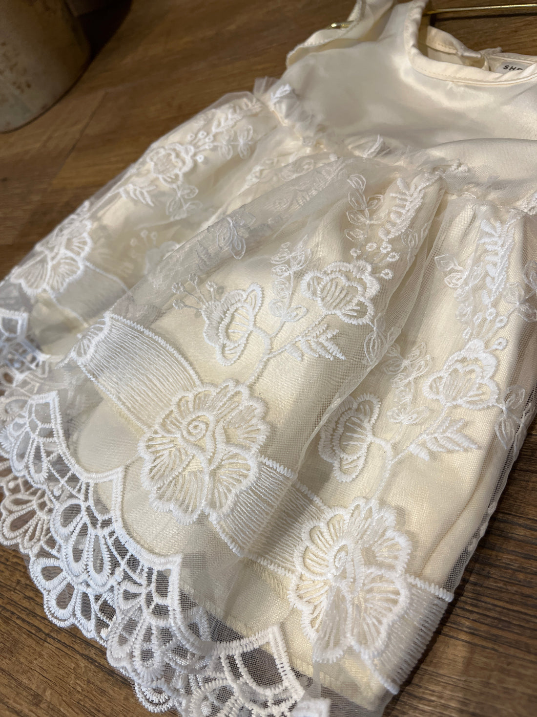 Vestido ribete con fruncido y encaje AK02 ￼