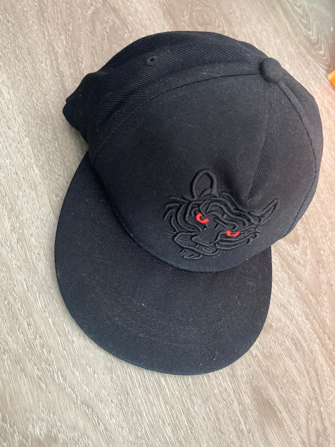 Escudo solar gorra plana de pantera negra. J25RS01