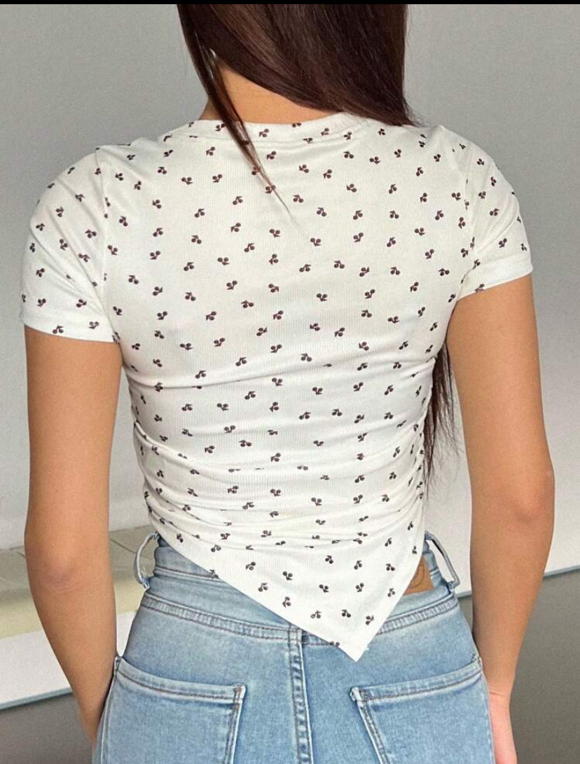 Camisa con estampado de cereza en todo el diseño A25PS03