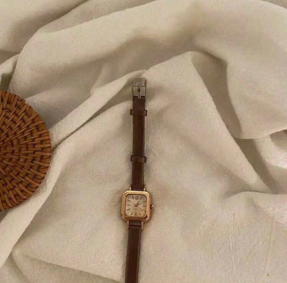 Reloj de cuarzo con caja cuadrada y correa A25QG09
