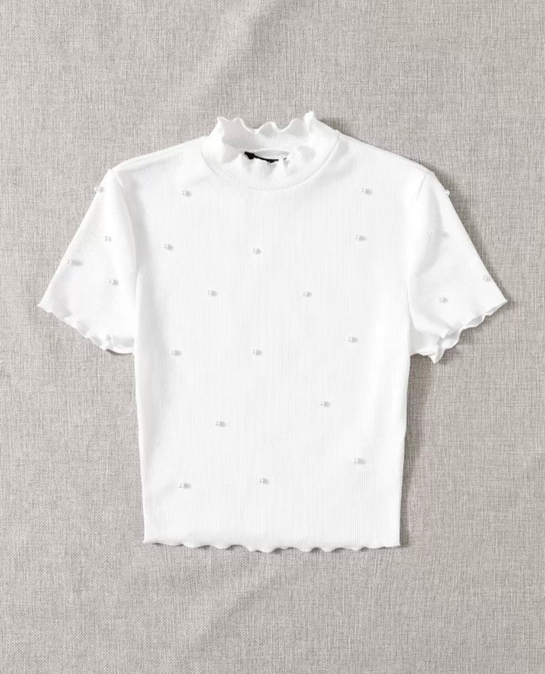 Top de manga corta ajustado con cuello e incrustado de perlas A25QE06