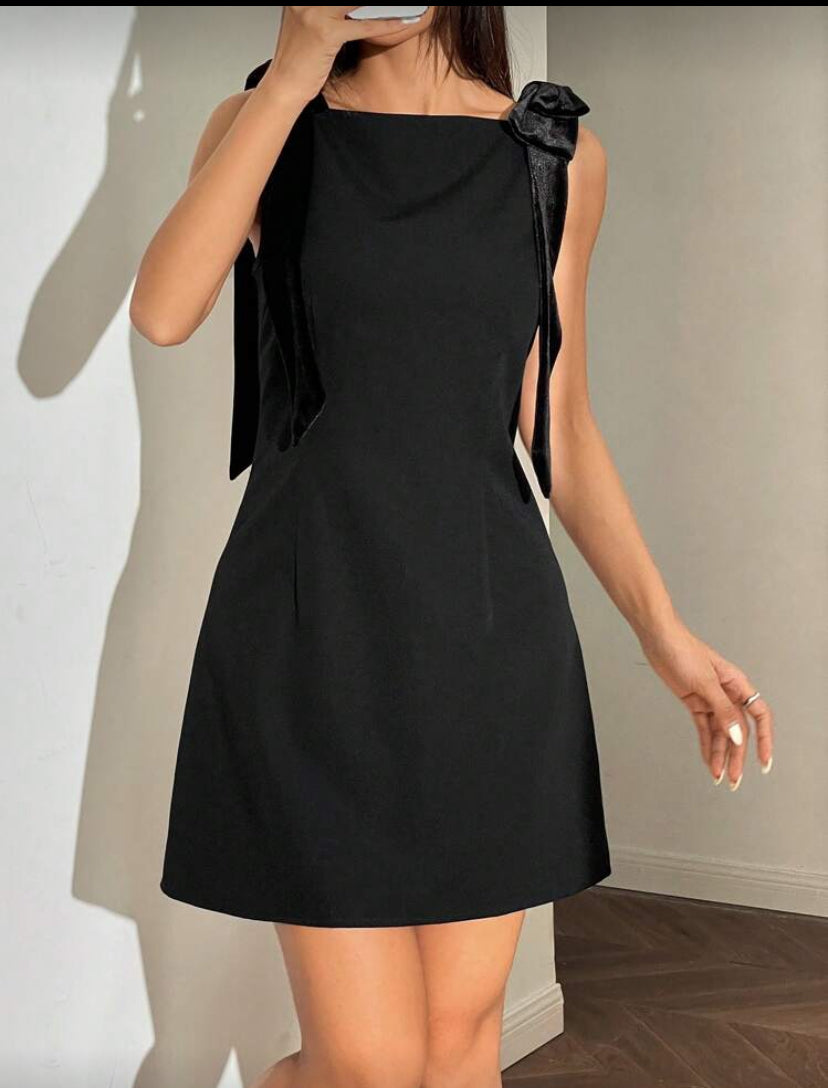 Vestido negro con moños S25UW02